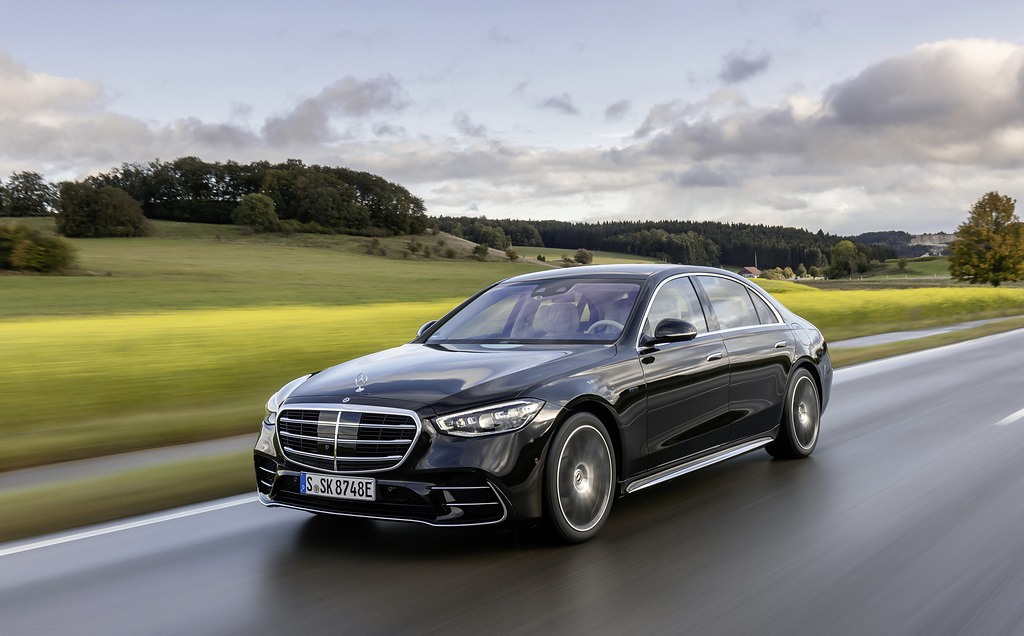 Mercedes-Benz S 580 e (Kraftstoffverbrauch kombiniert, gewichtet (WLTP): 1,0-0,6l/100 km, CO2-Emissionen kombiniert: 22-15 g/km, Stromverbrauch kombiniert, gewichtet: 24,8-20,7 kWh/100 km); Exterieur: Onyxschwarz, AMG Line; Interieur: Leder Exklusiv macciatobeige/magmagrau;Kraftstoffverbrauch kombiniert, gewichtet (WLTP): 1,0-0,6l/100 km, CO2-Emissionen kombiniert: 22-15 g/km, Stromverbrauch kombiniert, gewichtet: 24,8-20,7 kWh/100 km* Mercedes-Benz S 580 e (combined fuel consumption, weighted (WLTP): 1.0-0.6 l/100 km, combined CO2 emissions: 22-15 g/km; combined power consumption, weighted: 24.8-20.7 kWh/100 km); exterior: onyx black, AMG Line; interior: leather exclusive macchiato beige/magma grey;Combined fuel consumption, weighted (WLTP): 1.0-0.6 l/100 km, combined CO2 emissions: 22-15 g/km; combined power consumption, weighted: 24.8-20.7 kWh/100 km*