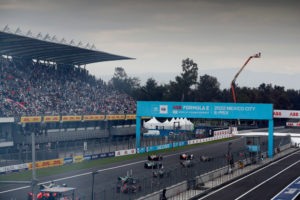 AUTODROMO HERMANOS RODRIGUEZ, MEXICO - FEBRUARY 12: ABB FIA Formula E World Championship Pascal Wehrlein (DEU), Tag Heuer Porsche, Porsche 99X Electric Edoardo Mortara (CHE), ROKiT Venturi Racing, Silver Arrow 02 Start during the Mexico City ePrix at Autodromo Hermanos Rodriguez on Saturday February 12, 2022 in Mexico City, Mexico. (Photo by Sam Bloxham / LAT Images)