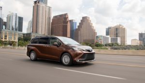 2022_Toyota_Sienna_XLE_AWD_Snset-Bronze-Mica_002-1500x864