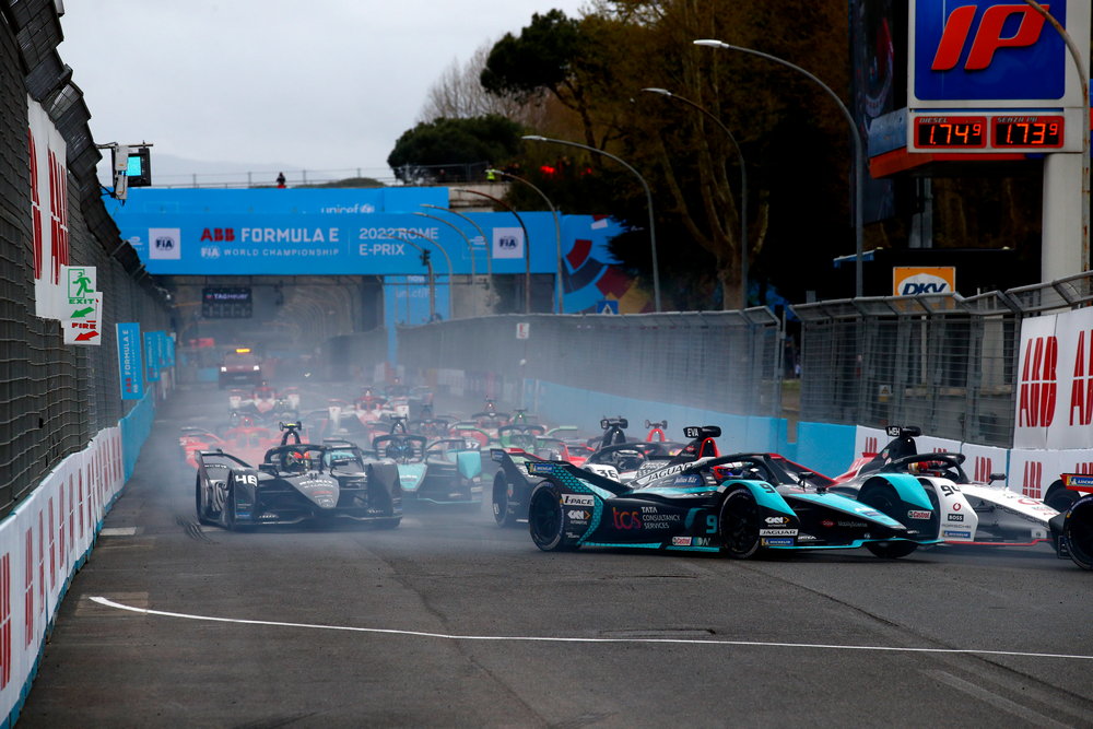 ذCIRCUITO CITTADINO DELL'EUR, ITALY - APRIL 09: Mitch Evans (NZL), Jaguar TCS Racing, Jaguar I-TYPE 5 during the Rome ePrix I at Circuito Cittadino dell'EUR on Saturday April 09, 2022 in Rome, Italy. (Photo by Sam Bloxham / LAT Images)