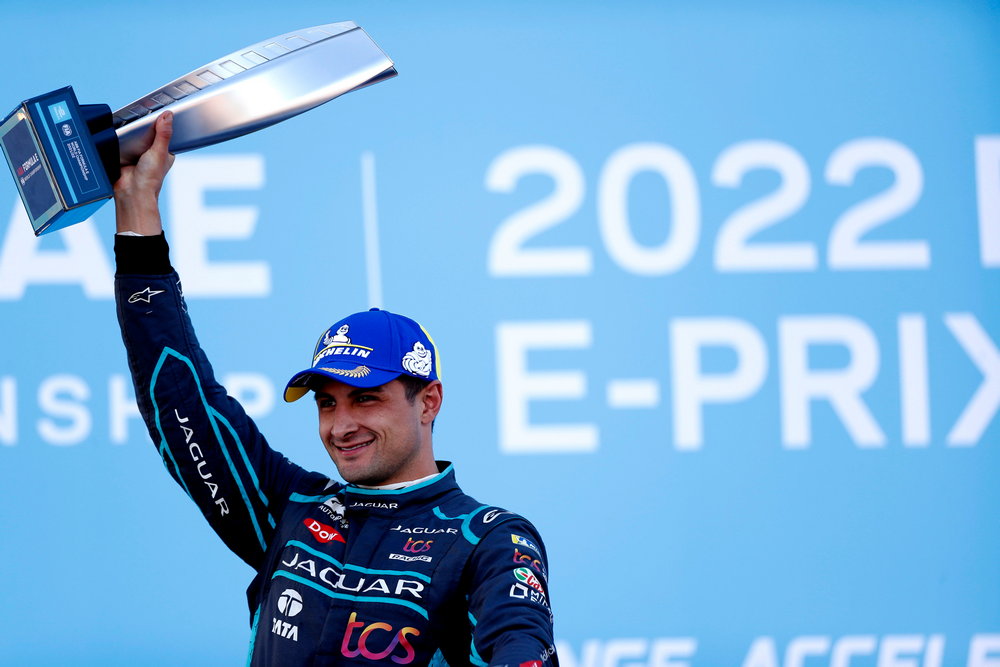CIRCUITO CITTADINO DELL'EUR, ITALY - APRIL 10: Race winner Mitch Evans (NZL), Jaguar TCS Racing celebrates on the podium during the Rome ePrix II at Circuito Cittadino dell'EUR on Sunday April 10, 2022 in Rome, Italy. (Photo by LAT Images)