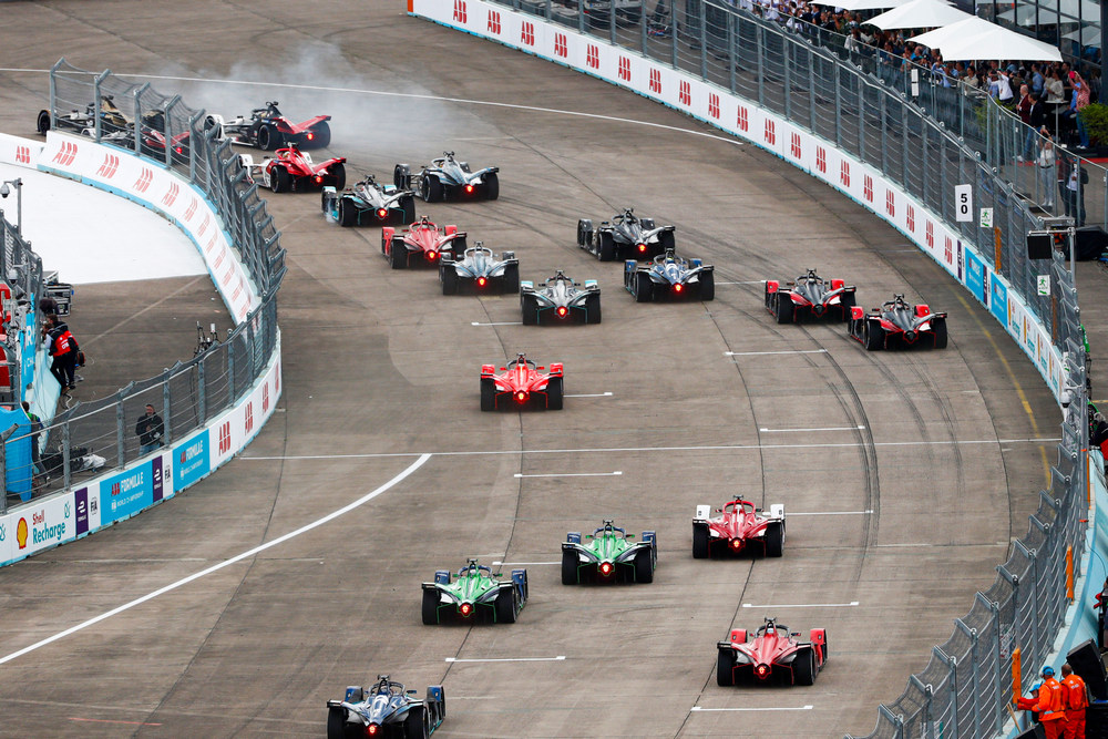 Edoardo Mortara (CHE), ROKiT Venturi Racing, Silver Arrow 02, leads Alexander Sims (GBR), Mahindra Racing, Mahindra M7Electro and Antonio Felix da Costa (PRT), DS Techeetah, DS E-Tense FE21