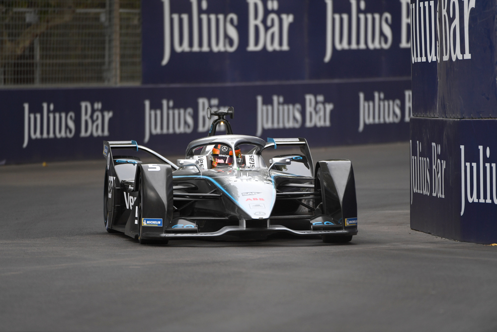 PARQUE O'HIGGINS CIRCUIT, CHILE - JANUARY 18: Stoffel Vandoorne (BEL), Mercedes Benz EQ, EQ Silver Arrow 01 during the Santiago E-prix at Parque O'Higgins Circuit on January 18, 2020 in Parque O'Higgins Circuit, Chile. (Photo by Sam Bagnall / LAT Images)