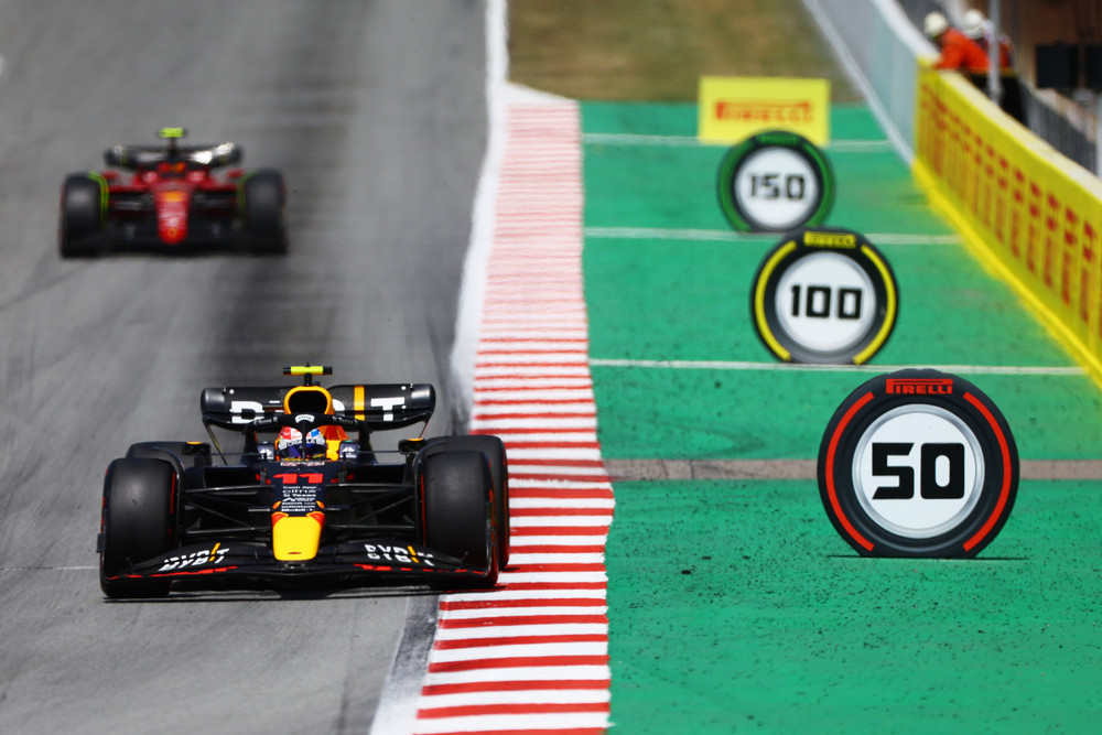 BARCELONA, SPAIN - MAY 22: Sergio Perez of Mexico driving the (11) Oracle Red Bull Racing RB18 leads Carlos Sainz of Spain driving (55) the Ferrari F1-75 during the F1 Grand Prix of Spain at Circuit de Barcelona-Catalunya on May 22, 2022 in Barcelona, Spain. (Photo by Mark Thompson/Getty Images) // Getty Images / Red Bull Content Pool // SI202205220684 // Usage for editorial use only //
