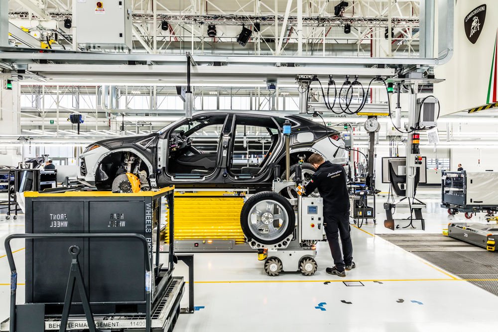 1 Automobili Lamborghini_Urus_RIGHT