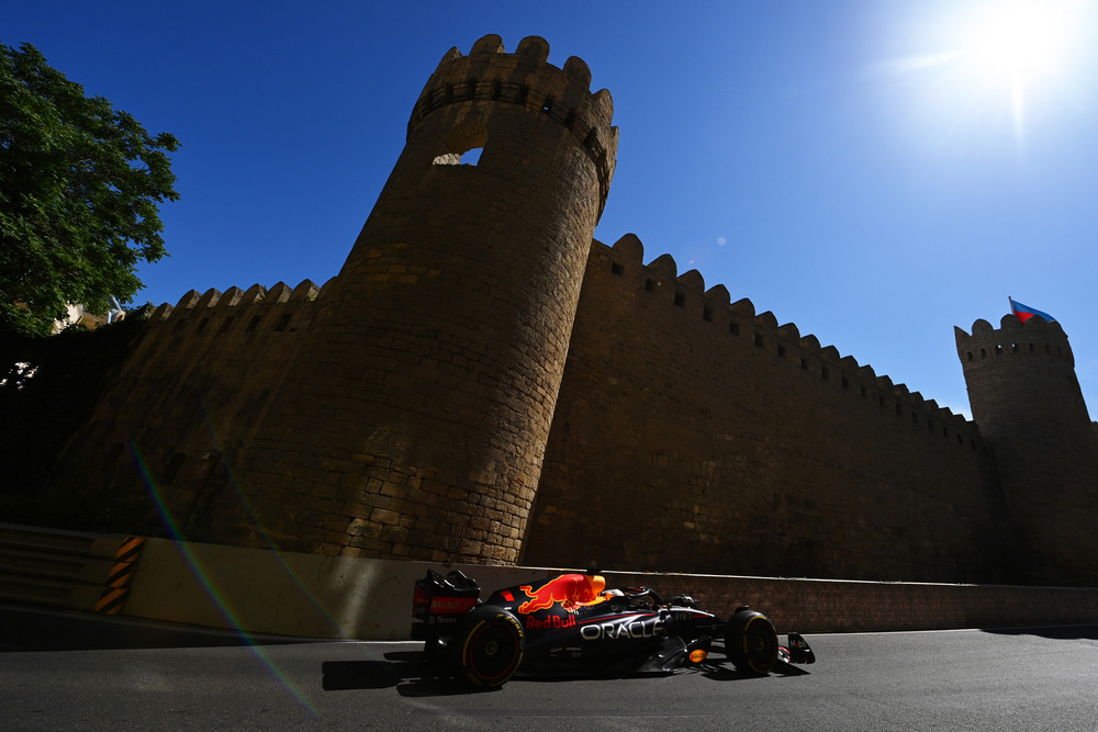 BAKU, AZERBAIJAN - JUNE 12: Max Verstappen of the Netherlands driving the (1) Oracle Red Bull Racing RB18 on track during the F1 Grand Prix of Azerbaijan at Baku City Circuit on June 12, 2022 in Baku, Azerbaijan. (Photo by Dan Mullan/Getty Images) // Getty Images / Red Bull Content Pool // SI202206120258 // Usage for editorial use only //