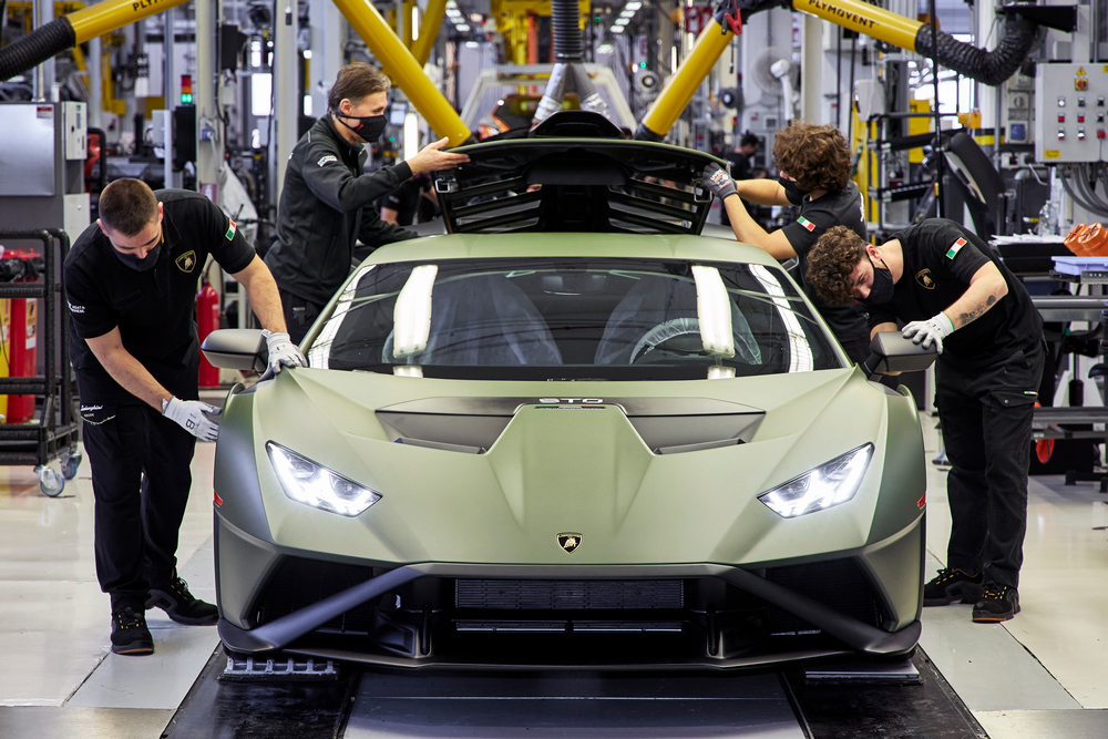 3 Huracan assembly line