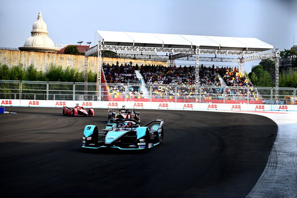 JAKARTA STREET CIRCUIT, INDONESIA - JUNE 04: Mitch Evans (NZL), Jaguar TCS Racing, Jaguar I-TYPE 5 during the Jakarta ePrix at Jakarta Street Circuit on Saturday June 04, 2022 in Jakarta, Indonesia. (Photo by Simon Galloway / LAT Images)