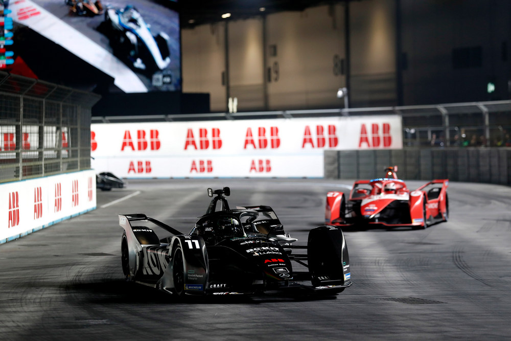 Lucas Di Grassi (BRA), ROKiT Venturi Racing, Silver Arrow 02 leads Jake Dennis (GBR), Avalanche Andretti, BMW iFE.21