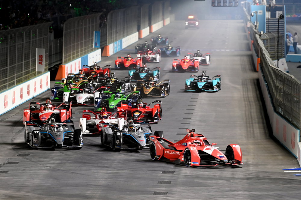 Jake Dennis (GBR), Avalanche Andretti, BMW iFE.21 Leads at the start of round 13