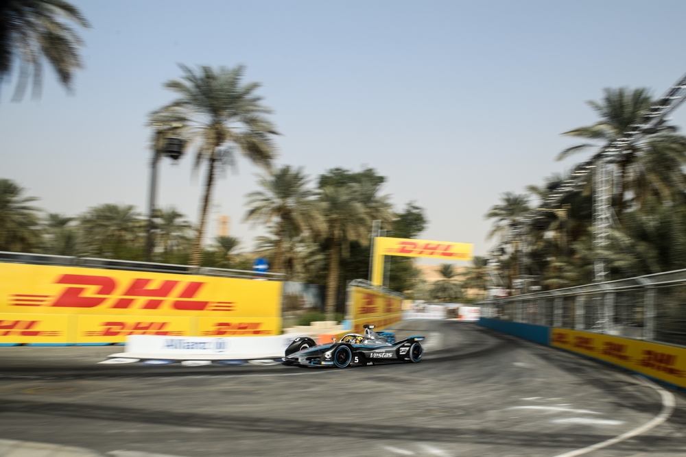 RIYADH STREET CIRCUIT, SAUDI ARABIA - JANUARY 29: Stoffel Vandoorne (BEL), Mercedes Benz EQ, EQ Silver Arrow 02 during the Diriyah ePrix II at Riyadh Street Circuit on Saturday January 29, 2022 in Riyadh, Saudi Arabia. (Photo by Simon Galloway / LAT Images)