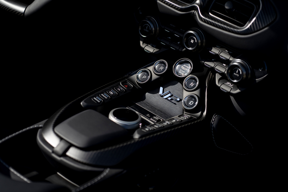 8 V12 Vantage Roadster_17