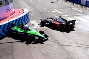 Sebastien Buemi, Envision Racing, Jaguar I-TYPE 6 clashes with Pascal Wehrlein, TAG Heuer Porsche Formula E Team, Porsche 99X Electric Gen3 at the Start