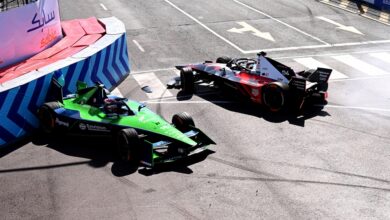 Sebastien Buemi, Envision Racing, Jaguar I-TYPE 6 clashes with Pascal Wehrlein, TAG Heuer Porsche Formula E Team, Porsche 99X Electric Gen3 at the Start