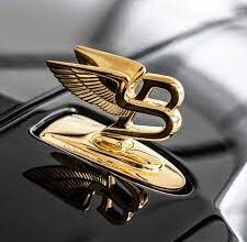 أعلنت Bentley اليوم أنها ستُوقف إنتاج محرّك البنزين من 12 أسطوانة في أبريل 2024. وبحلول ذلك الوقت، تكون الشركة قد ابتكرت يدوياً بحِرَفية عالية أكثر من 100,000 وحدة من محرّك W12 المتألق في ‘مصنع الأحلام‘ التابع لها والموجود في كرو بإنكلترا. يأتي هذا القرار كجزء من تسريع Bentley لخطواتها نحو مستقبل مستدام بالارتكاز على استراتيجيتها التي تحمل عنوان Beyond100 والتي ستصبح من خلالها المجموعة الكاملة من طرازات الشركة كهربائية بالكامل ابتداءً من العقد القادم من الزمن، مما يساهم بتخفيض معدّل انبعاثات الأسطول من ثاني أكسيد الكربون إلى 0 غ/كم.