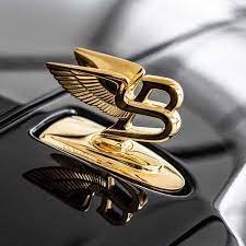 أعلنت Bentley اليوم أنها ستُوقف إنتاج محرّك البنزين من 12 أسطوانة في أبريل 2024. وبحلول ذلك الوقت، تكون الشركة قد ابتكرت يدوياً بحِرَفية عالية أكثر من 100,000 وحدة من محرّك W12 المتألق في ‘مصنع الأحلام‘ التابع لها والموجود في كرو بإنكلترا. يأتي هذا القرار كجزء من تسريع Bentley لخطواتها نحو مستقبل مستدام بالارتكاز على استراتيجيتها التي تحمل عنوان Beyond100 والتي ستصبح من خلالها المجموعة الكاملة من طرازات الشركة كهربائية بالكامل ابتداءً من العقد القادم من الزمن، مما يساهم بتخفيض معدّل انبعاثات الأسطول من ثاني أكسيد الكربون إلى 0 غ/كم.