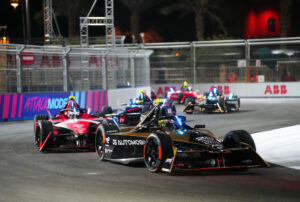 Jean-Eric Vergne, DS PENSKE leads Andre Lotterer, AVALANCHE ANDRETTI at Turn 2