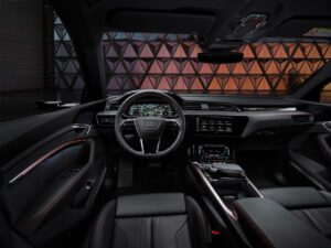 مقصورة فاخرة لسيارة أودي الكهربائية 3 Q8 e-tron2 A226124