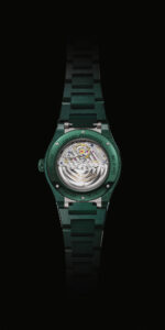 3 Introducing the Girard-Perregaux Laureato Green Ceramic Aston Martin Edition (3) لا شو دو فون، سويسرا - أعلنت العلامة البريطانية العريقة أستون مارتن ودار Girard Perregaux عن إطلاق ساعة Laureato Green Ceramic Aston Martin Edition، أولى ساعات Laureato التي تأتي بعلبة وسوار من السيراميك الأخضر، مما يشكل أحدث تعاون بين الدار السويسرية والعلامة البريطانية، اللتان تتمتعان بإرث غني في تقديم منتجات فاخرة حافظت على ألقها مع مرور الزمن بفضل تصاميمها المتميزة وجودة موادها وتصنيعها المتقن