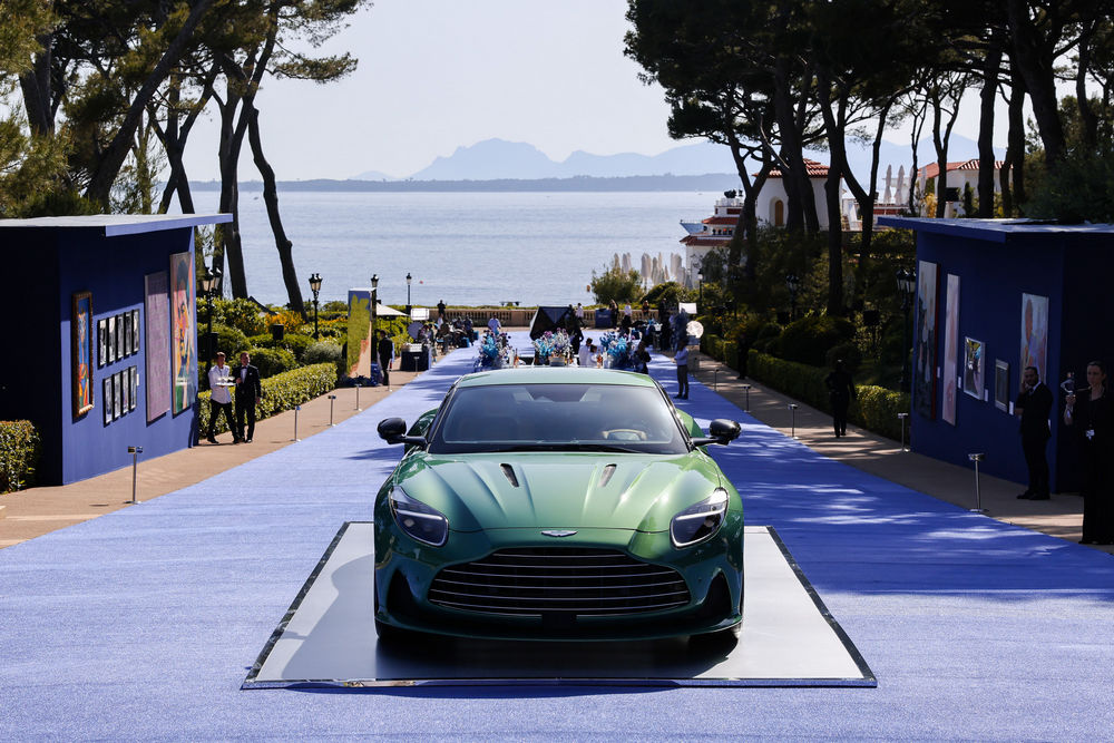 amfAR Gala Cannes 2023 Sponsored by Aston Martin أستون مارتن دي بي 12 تجمع 1,600,000 دولار أمريكي في حفل مؤسسة أمفار بمهرجان كان السينمائي الإيدز نقص المناعة المكتسبة AIDS توقيع فريق سباقات فورملا 1