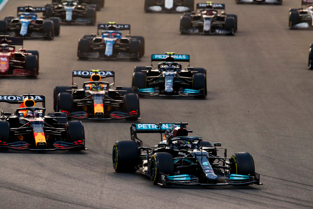 YAS MARINA CIRCUIT, UNITED ARAB EMIRATES - DECEMBER 12: Sir Lewis Hamilton, Mercedes W12, leads Max Verstappen, Red Bull Racing RB16B, Sergio Perez, Red Bull Racing RB16B, and the rest of the field at the start during the Abu Dhabi GP at Yas Marina Circuit on Sunday December 12, 2021 in Abu Dhabi, United Arab Emirates. (Photo by Zak Mauger / Motorsport Images Photographer)