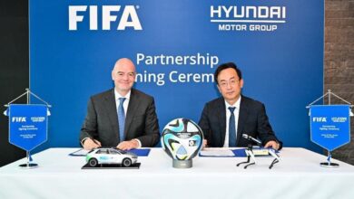 توقيع شراكة تعاون بين رئيس الاتحاد الدولي لكرة القدم فيفا FIFA جياني إنفانتينو Gianni Infantino مع رئيس مجموعة هيونداي موتور Hyundai Motor كارل كيم Karl Kim 