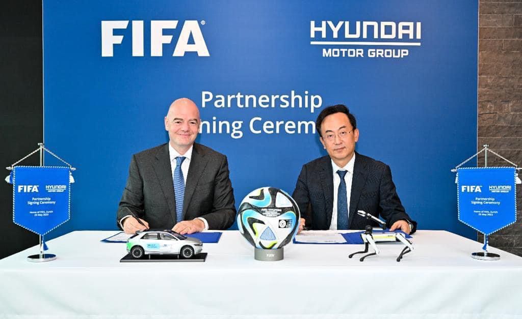 توقيع شراكة تعاون بين رئيس الاتحاد الدولي لكرة القدم فيفا FIFA جياني إنفانتينو Gianni Infantino مع رئيس مجموعة هيونداي موتور Hyundai Motor كارل كيم Karl Kim