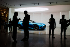نيويورك، الولايات المتحدة - كشفت أستون مارتن Aston Martin عن إطلاق مركز كيو نيويورك، أول مراكزها العالمية لخدمة التخصيص الرائدة، رسمياً في برج 450 بارك أفينيو في مانهاتن. NEW YORK Aston Martin launch event 2023 New York City