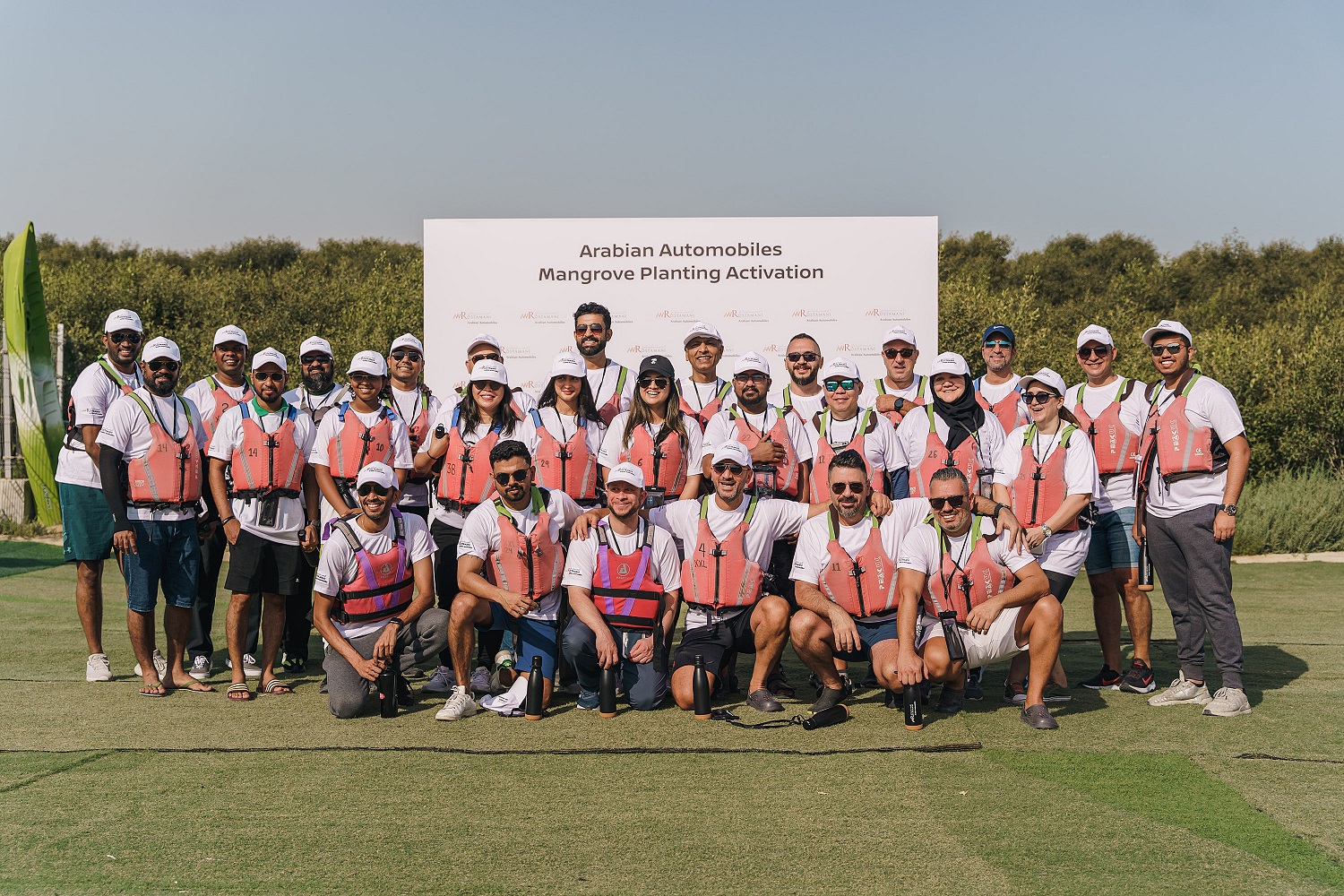 1000 شجر مانجروف عربية سيارة استدامة Arabian Automobiles Mangrove Planting Activation العربية للسيارات، الشركة الرئيسية في مجموعة عبد الواحد الرستماني والوكيل الحصري لسيارات نيسان وإنفينيتي ورينو، عن إطلاق شهر يونيو كشهر للاستدامة، تماشيًا مع التزامها القوي بالمسؤولية البيئية والمشاركة المجتمعية. نظمت الشركة سلسلة من المبادرات لتعزيز الوعي والانخراط في المسؤولية البيئية، وذلك بناءً على رؤية القيادة الحكيمة في دولة الإمارات العربية المتحدة التي أعلنت عام 2023 عامًا للاستدامة، بهدف الحفاظ على البيئة للأجيال القادمة.