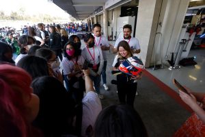 AUTODROMO HERMANOS RODRIGUEZ, MEXICO - JANUARY 13: ABB FIA Formula E World Championship Girls on Track during the Mexico City ePrix at Autodromo Hermanos Rodriguez on Friday January 13, 2023 in Mexico City, Mexico. (Photo by Andrew Ferraro / LAT Images)