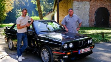 Ep03 -MIKE AND ELVIS POSING WITH CAR