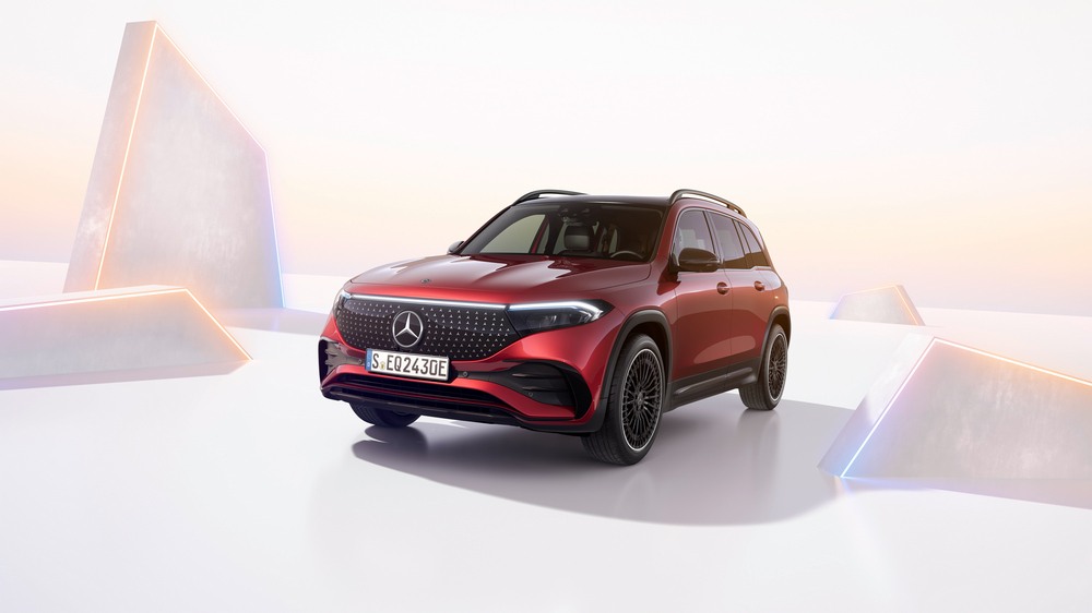 Mercedes-Benz EQB. Exterieur: MANUFAKTUR patagonienrot metallic, AMG Line. Interieur: Ledernachbildung ARTICO / Mikrofaser MICROCUT schwarz Mercedes-Benz EQB. MANUFAKTUR patagonia red metallic, AMG Line, Interior: ARTICO MICROCUT black