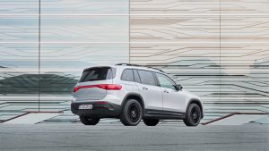 Mercedes-Benz EQB 300 4MATIC, mountaingrau. EQB 300 4MATIC | Energieverbrauch kombiniert: 19,2-17,2 kWh/100 km | CO₂-Emissionen kombiniert: 0 g/km | CO₂-Klasse: A;WLTP: Stromverbrauch kombiniert: 14,4-19,2 kWh/100 km; CO2-Emissionen kombiniert: 0 g/km*

Mercedes-Benz EQB 300 4MATIC, mountain grey,EQB 300 4MATIC | energy consumption combined: 19,2-17,2 kWh/100 km | CO₂ emissions combined: 0 g/km | CO₂ class: A;WLTP: Combined electric energy consumption: 14.4-19.2 kWh/100 km; combined CO2 emissions: 0 g/km*