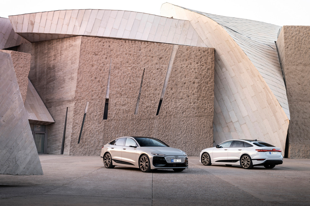 Static photo, Colour: Siam beige metallic, Glacier white metallic