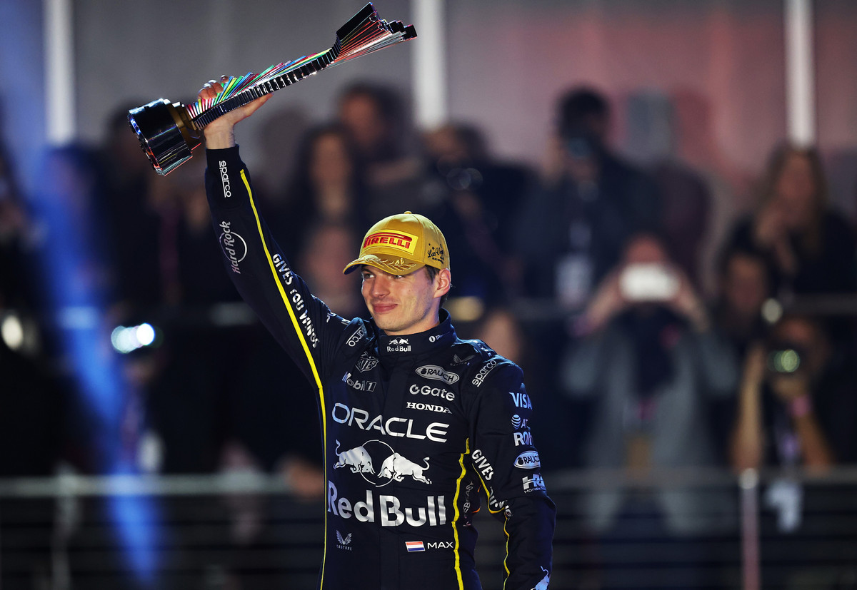 LAS VEGAS, NEVADA - NOVEMBER 22: Race winner Max Verstappen of the Netherlands and Oracle Red Bull Racing lifts his trophy on the podium during the F1 Grand Prix of Las Vegas at Las Vegas Strip Circuit on November 22, 2025 in Las Vegas, Nevada. (Photo by Chris Graythen/Getty Images) // Getty Images / Red Bull Content Pool // SI202511230430 // Usage for editorial use only //