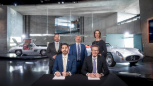Mathias Geisen und Muhammad Binghatti unterzeichnen den Vetrag für das gemeinsame Projekt „Mercedes Benz Places | Binghatti City" // Mathias Geisen and Muhammad Binghatti sign the contract for the joint project "Mercedes Benz Places | Binghatti City"