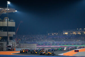 LUSAIL CITY, QATAR - NOVEMBER 30: Oscar Piastri of Australia driving the (81) McLaren MCL39 Mercedes leads Max Verstappen of the Netherlands driving the (1) Oracle Red Bull Racing RB21 Lando Norris of Great Britain driving the (4) McLaren MCL39 Mercedes and the rest of the field at the start during the F1 Grand Prix of Qatar at Lusail International Circuit on November 30, 2025 in Lusail City, Qatar. (Photo by Rudy Carezzevoli/Getty Images) // Getty Images / Red Bull Content Pool // SI202511300822 // Usage for editorial use only //