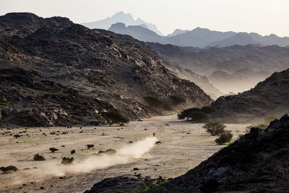 Edgar Canet on his KTM of the Red Bull KTM Factory Racing Team during the Stage 1 of the Dakar 2026, on January 4, 2026 around Yanbu, Saudi Arabia // Florent Gooden / DPPI / Red Bull Content Pool // SI202601040165 // Usage for editorial use only //
