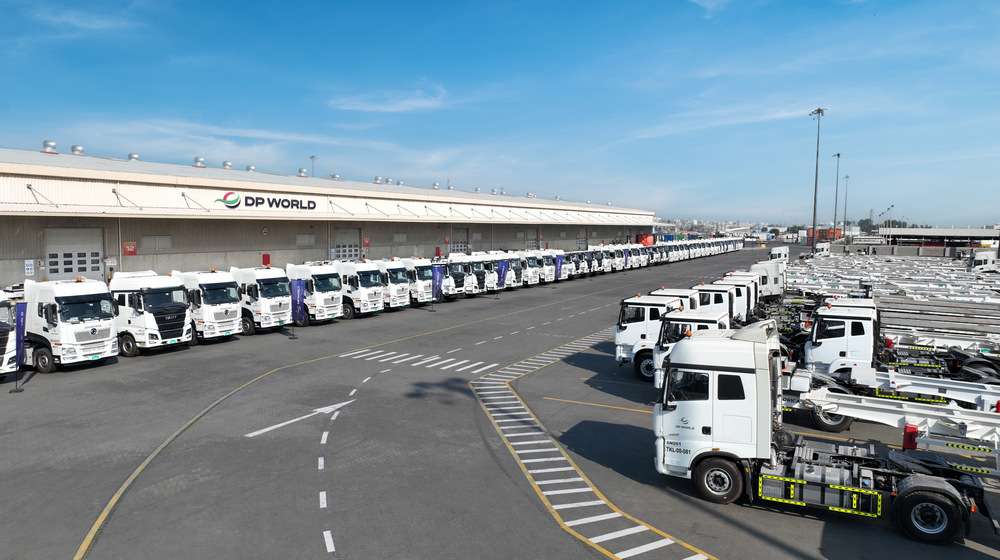 2 DP World acquires 700 trucks