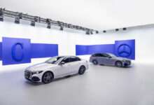 Die neue Mercedes-Benz C-Klasse, 2026. Exterieur: Opalithweiss Metallic Mercedes-Benz C 300 e Limousine Plug-In-Hybrid | Energieverbrauch gewichtet, kombiniert: 15,9‒15 kWh/100 km plus 2,6‒2,3 l/100 km | Kraftstoffverbrauch kombiniert bei entladener Batterie: 7,5‒6,8 l/100 km | CO₂-Emissionen gewichtet, kombiniert: 59‒52 g/km | CO₂-Klasse gewichtet, kombiniert: B | CO₂-Klassen bei entladener Batterie: F-E The new Mercedes-Benz C-Class, 2026. Exterior: Opalite White Metallic Mercedes-Benz C 300 e Sedan Plug-In Hybrid | Weighted, combined energy consumption: 15.9‒15 kWh/100 km plus 2.6‒2.3 l/100 km | Combined fuel consumption with discharged battery: 7.5‒6.8 l/100 km | Weighted, combined CO₂ emissions: 59‒52 g/km | Weighted, combined CO₂ class: B | CO₂ classes with discharged battery: F-E Mercedes-Benz C 300 e Estate Plug-In Hybrid | Weighted, combined energy consumption: 16.0‒15.2 kWh/100 km plus 2.7‒2.4 l/100 km | Combined fuel consumption with discharged battery: 7.7‒6.9 l/100 km | Weighted, combined CO₂ emissions: 61‒55 g/km | Weighted, combined CO₂ class: B | CO₂ classes with discharged battery: F