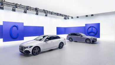 Die neue Mercedes-Benz C-Klasse, 2026. Exterieur: Opalithweiss Metallic Mercedes-Benz C 300 e Limousine Plug-In-Hybrid | Energieverbrauch gewichtet, kombiniert: 15,9‒15 kWh/100 km plus 2,6‒2,3 l/100 km | Kraftstoffverbrauch kombiniert bei entladener Batterie: 7,5‒6,8 l/100 km | CO₂-Emissionen gewichtet, kombiniert: 59‒52 g/km | CO₂-Klasse gewichtet, kombiniert: B | CO₂-Klassen bei entladener Batterie: F-E The new Mercedes-Benz C-Class, 2026. Exterior: Opalite White Metallic Mercedes-Benz C 300 e Sedan Plug-In Hybrid | Weighted, combined energy consumption: 15.9‒15 kWh/100 km plus 2.6‒2.3 l/100 km | Combined fuel consumption with discharged battery: 7.5‒6.8 l/100 km | Weighted, combined CO₂ emissions: 59‒52 g/km | Weighted, combined CO₂ class: B | CO₂ classes with discharged battery: F-E Mercedes-Benz C 300 e Estate Plug-In Hybrid | Weighted, combined energy consumption: 16.0‒15.2 kWh/100 km plus 2.7‒2.4 l/100 km | Combined fuel consumption with discharged battery: 7.7‒6.9 l/100 km | Weighted, combined CO₂ emissions: 61‒55 g/km | Weighted, combined CO₂ class: B | CO₂ classes with discharged battery: F