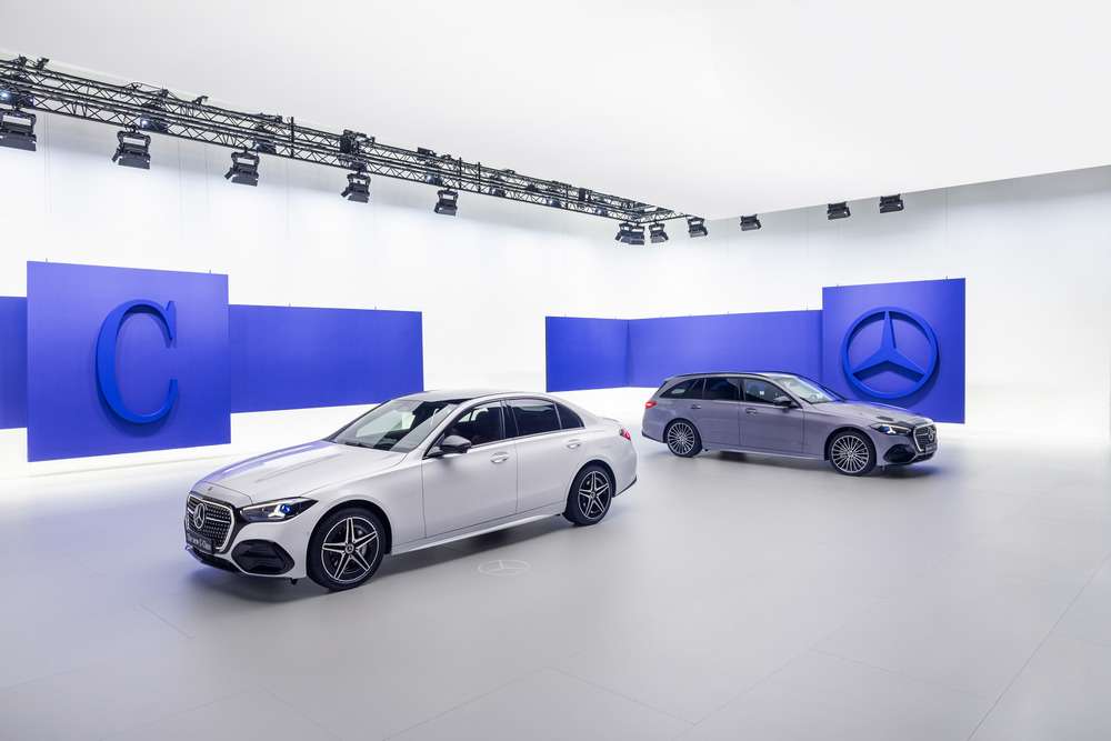 Die neue Mercedes-Benz C-Klasse, 2026. Exterieur: Opalithweiss Metallic Mercedes-Benz C 300 e Limousine Plug-In-Hybrid | Energieverbrauch gewichtet, kombiniert: 15,9‒15 kWh/100 km plus 2,6‒2,3 l/100 km | Kraftstoffverbrauch kombiniert bei entladener Batterie: 7,5‒6,8 l/100 km | CO₂-Emissionen gewichtet, kombiniert: 59‒52 g/km | CO₂-Klasse gewichtet, kombiniert: B | CO₂-Klassen bei entladener Batterie: F-E The new Mercedes-Benz C-Class, 2026. Exterior: Opalite White Metallic Mercedes-Benz C 300 e Sedan Plug-In Hybrid | Weighted, combined energy consumption: 15.9‒15 kWh/100 km plus 2.6‒2.3 l/100 km | Combined fuel consumption with discharged battery: 7.5‒6.8 l/100 km | Weighted, combined CO₂ emissions: 59‒52 g/km | Weighted, combined CO₂ class: B | CO₂ classes with discharged battery: F-E Mercedes-Benz C 300 e Estate Plug-In Hybrid | Weighted, combined energy consumption: 16.0‒15.2 kWh/100 km plus 2.7‒2.4 l/100 km | Combined fuel consumption with discharged battery: 7.7‒6.9 l/100 km | Weighted, combined CO₂ emissions: 61‒55 g/km | Weighted, combined CO₂ class: B | CO₂ classes with discharged battery: F