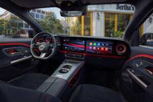 Der neue elektrische Mercedes-Benz GLA. Exterieur: MANUFAKTUR Patagonienrot Metallic Interieur: ARTICO man-made leather/MICROCUT microfibre black The all-new Mercedes-Benz GLA electric. Exterior: MANUFAKTUR patagonia red metallic Interior: ARTICO man-made leather/MICROCUT microfibre black