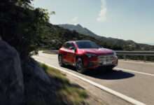 Der neue elektrische Mercedes-Benz GLA. Exterieur: MANUFAKTUR Patagonienrot Metallic Interieur: ARTICO man-made leather/MICROCUT microfibre black The all-new Mercedes-Benz GLA electric. Exterior: MANUFAKTUR patagonia red metallic Interior: ARTICO man-made leather/MICROCUT microfibre black