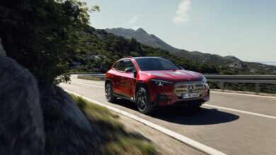 Der neue elektrische Mercedes-Benz GLA. Exterieur: MANUFAKTUR Patagonienrot Metallic Interieur: ARTICO man-made leather/MICROCUT microfibre black The all-new Mercedes-Benz GLA electric. Exterior: MANUFAKTUR patagonia red metallic Interior: ARTICO man-made leather/MICROCUT microfibre black