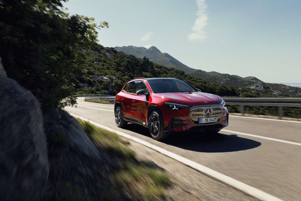 Der neue elektrische Mercedes-Benz GLA. Exterieur: MANUFAKTUR Patagonienrot Metallic Interieur: ARTICO man-made leather/MICROCUT microfibre black The all-new Mercedes-Benz GLA electric. Exterior: MANUFAKTUR patagonia red metallic Interior: ARTICO man-made leather/MICROCUT microfibre black