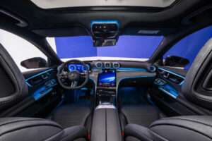 Das neue Mercedes-Benz C-Klasse T-Modell, 2026. Exterieur: Lavender Silber Mercedes-Benz C 300 e T-Modell Plug-In-Hybrid | Energieverbrauch gewichtet, kombiniert: 16,0‒15,2 kWh/100 km plus 2,7‒2,4 l/100 km | Kraftstoffverbrauch kombiniert bei entladener Batterie: 7,7‒6,9 l/100 km | CO₂-Emissionen gewichtet, kombiniert: 61‒55 g/km | CO₂-Klasse gewichtet, kombiniert: B | CO₂-Klassen bei entladener Batterie: F The new Mercedes-Benz C-Class Estate, 2026. Exterior: Lavender Silver Mercedes-Benz C 300 e Estate Plug-In Hybrid | Weighted, combined energy consumption: 16.0‒15.2 kWh/100 km plus 2.7‒2.4 l/100 km | Combined fuel consumption with discharged battery: 7.7‒6.9 l/100 km | Weighted, combined CO₂ emissions: 61‒55 g/km | Weighted, combined CO₂ class: B | CO₂ classes with discharged battery: F