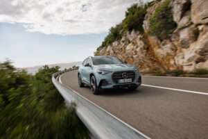 Der neue Mercedes-Benz GLA Hybrid. Exterieur: Aquamint Uni Interieur: ARTICO nappa-look black / clean white pearl / MICROCUT microfibre black The all-new Mercedes-Benz GLA hybrid. Exterior: Aquamint non-metallic Interior: ARTICO nappa-look black / clean white pearl / MICROCUT microfibre black