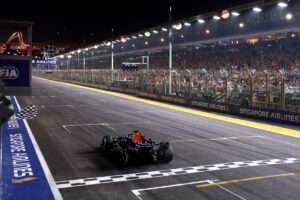 SINGAPORE, SINGAPORE - OCTOBER 11: Race winner  Max Verstappen of the Netherlands driving the (3) Oracle Red Bull Racing RB22 Red Bull Ford Powertrains takes the chequered flag during the F1 Grand Prix of Singapore at Marina Bay Street Circuit on October 11, 2026 in Singapore, Singapore. (Photo by Clive Rose/Getty Images) // Getty Images / Red Bull Content Pool // SI202610110402 // Usage for editorial use only //