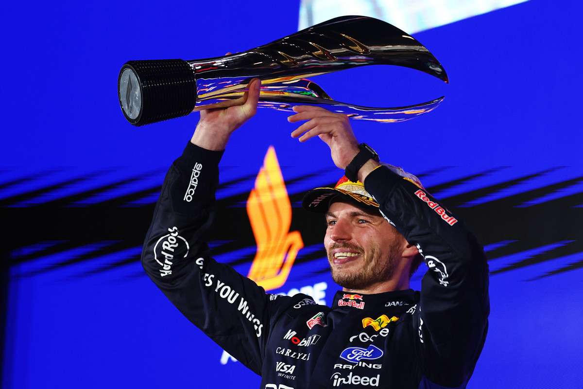 SINGAPORE, SINGAPORE - OCTOBER 11: Race winner Max Verstappen of the Netherlands and Oracle Red Bull Racing lifts his trophy on the podium during the F1 Grand Prix of Singapore at Marina Bay Street Circuit on October 11, 2026 in Singapore, Singapore. (Photo by Mark Thompson/Getty Images) // Getty Images / Red Bull Content Pool // SI202610110434 // Usage for editorial use only //